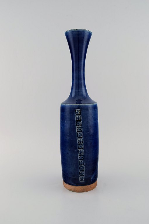 Jacob Bang (1932-2011) for Arne Bang. Large unique vase in glazed stoneware with geometric patterns. Beautiful glaze in shades of blue. Mid 20th century.