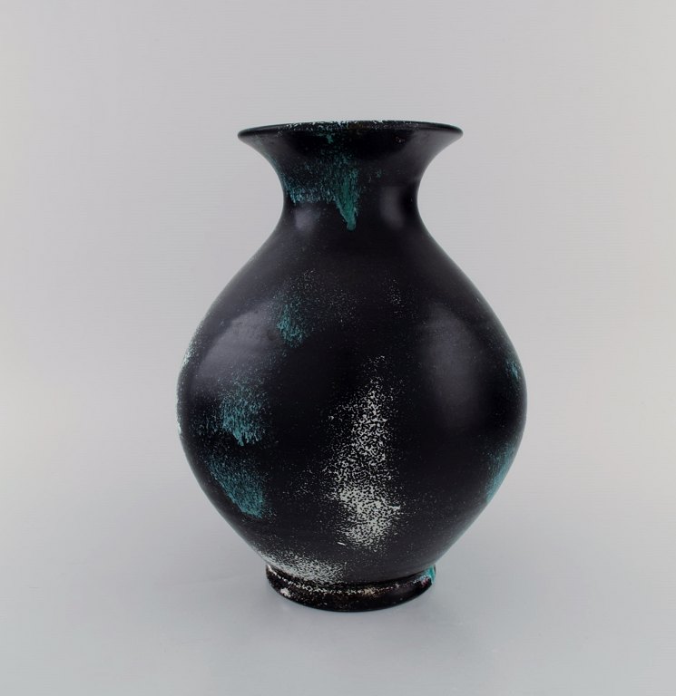 Jens Thirslund for Kähler, HAK. Vase in glazed stoneware. Beautiful glaze in shades of black, white and turquoise. 1920s / 30s.