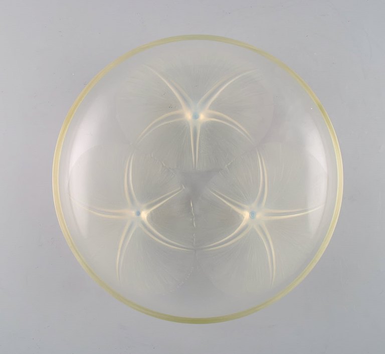 Tidlig René Lalique Volubilis skål i klart og matteret mundblæst kunstglas på trefod. 1920