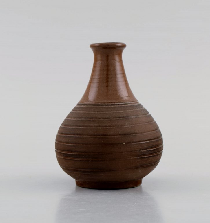 European studio ceramicist. Vase in glazed ceramics with grooved body. Beautiful glaze in brown shades. Dated 1964.