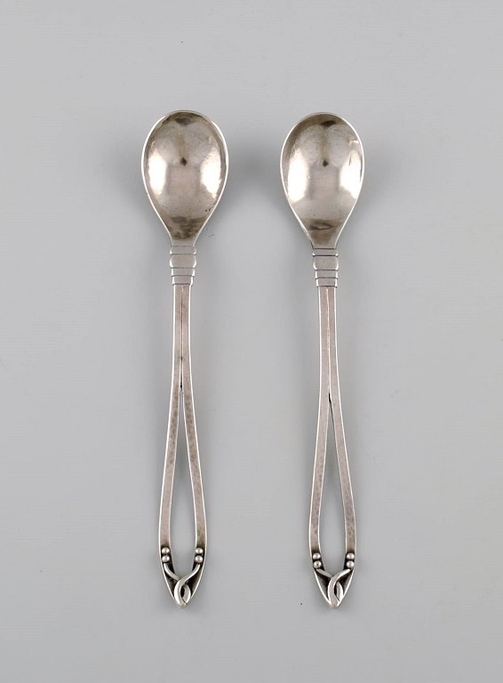 To tidlige og sjældne Georg Jensen isteskeer. Dateret 1904-1908.
