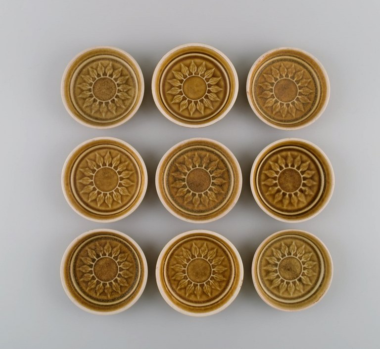 Jens H. Quistgaard (1919-2008) for Bing & Grøndahl / Nissen Kronjyden. 9 Relief skåle / flaskebakker i glaseret stentøj. Smuk glasur i sennepsgule nuancer. 1960