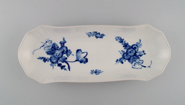 Royal Copenhagen Blå Blomst Svejfet fad. Modelnummer 10/1867. Dateret 1969-1974.
