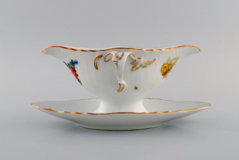 Royal Copenhagen Saksisk Blomst sovsekande i håndmalet porcelæn med blomster og gulddekoration. Modelnummer 493/1650. Tidligt 1900-tallet.
