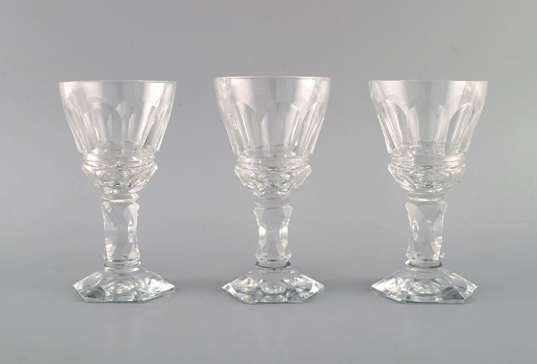 Baccarat, Frankrig. Tre art deco hvidvinsglas i klart mundblæst krystalglas. 
1930