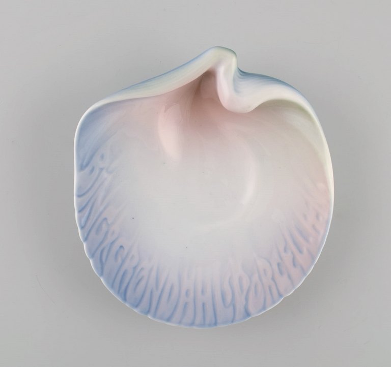 Bing & Grøndahl art nouveau asiet formet som muslingeskal. Tekst modelleret i relief "Bing & Grøndal