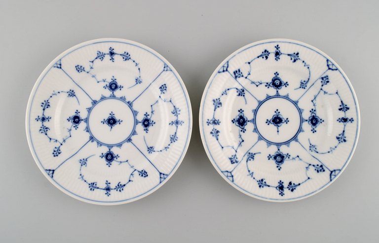 To Royal Copenhagen Musselmalet Riflet tallerkener. Modelnummer 1/180. Dateret 
1889-1922.
