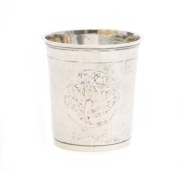 Danish silver cup by Povl Hansen, Kolding, 1742-64. Dated 1761. H: 9,1cm. W: 136gr