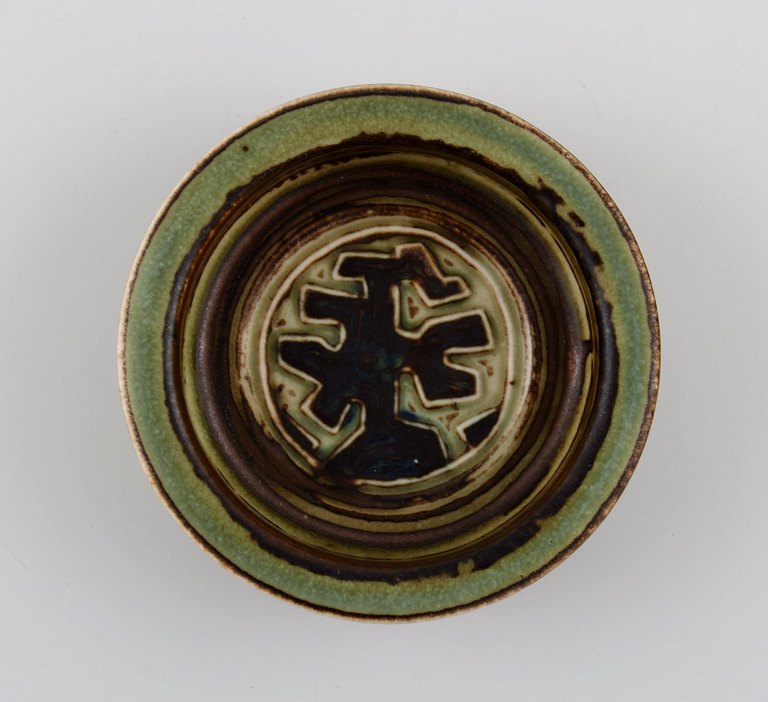 Jørgen Mogensen for Royal Copenhagen. Lav skål i glaseret stentøj. Smuk sung glasur. 1970