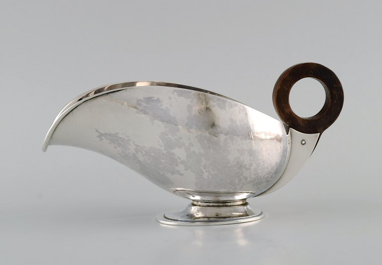 Hans Hansen (1884 - 1940), Danmark. Art deco / funkis sovsekande i sterlingsølv med hank i ibenholt. Dateret 1938.