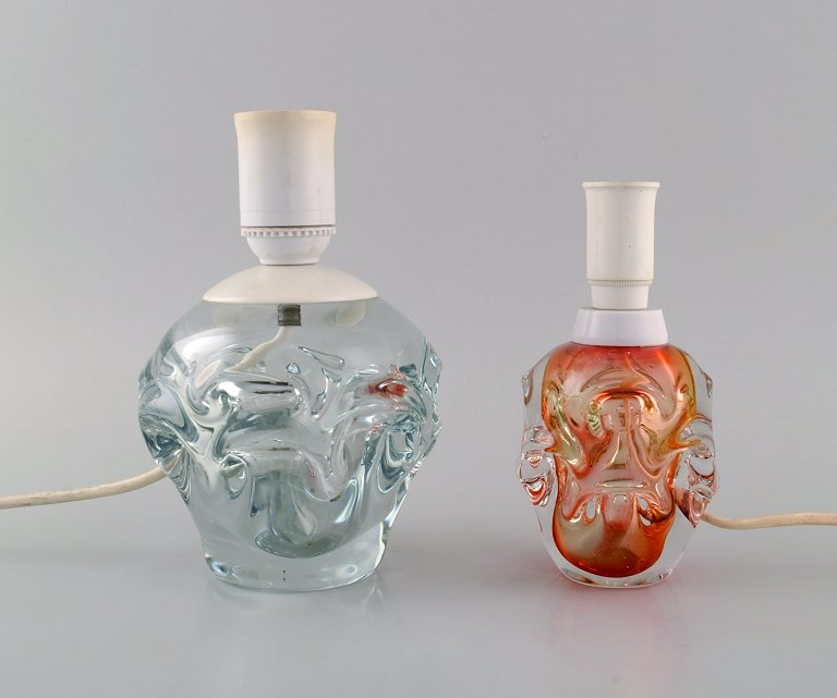 Scandinavian glass artist. Two table lamps in mouth-blown art glass. Mid-20th century.