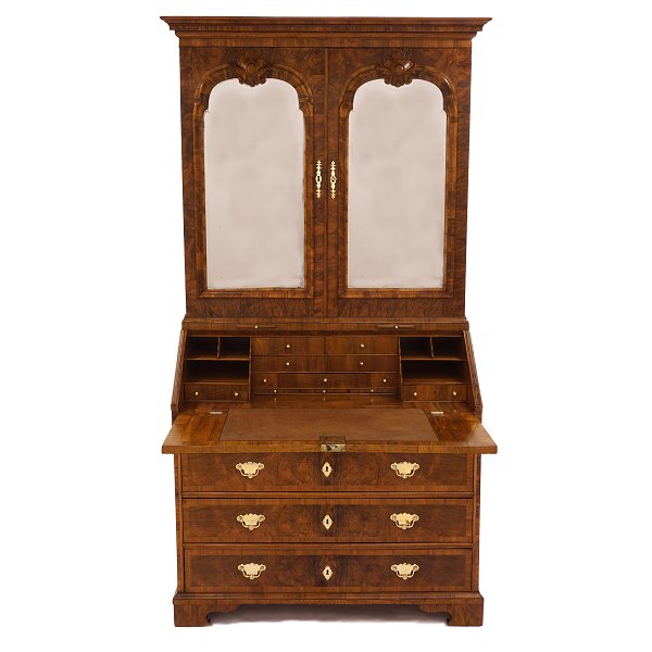 Mid 18th century George II walnut bureau with mirror doors. England circa 1750. H: 229cm. W: 121cm. D: 96cm