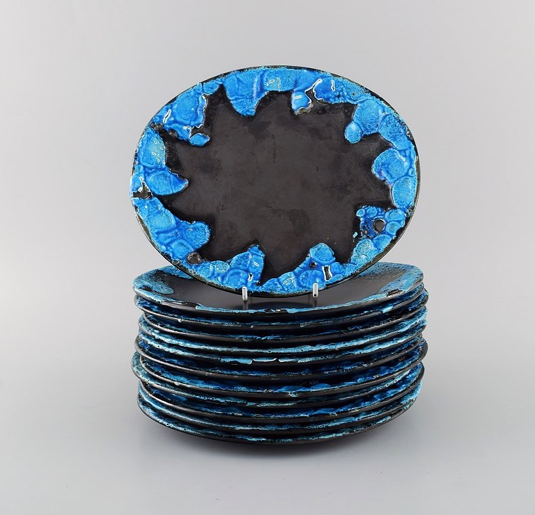 Fransk keramiker. Tolv frokosttallerkener i glaseret stentøj. Smuk glasur i azurblå nuancer. Unika keramik af høj kvalitet. Midt 1900-tallet. 