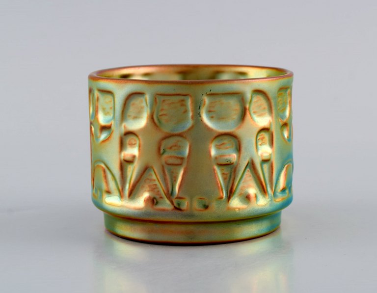 Zsolnay vase i glaseret keramik modelleret med dansende folk. Smuk eosinglasur. Midt 1900-tallet.