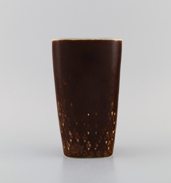 Carl Harry Stålhane (1920-1990) for Rörstrand. Vase i glaseret keramik med ternet design. Smuk glasur i brune nuancer. Midt 1900-tallet.