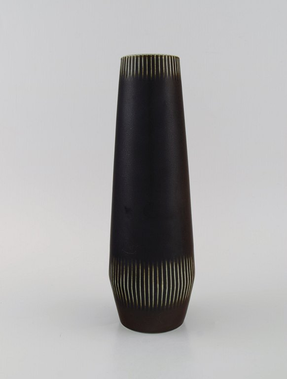 Carl Harry Stålhane (1920-1990) for Rörstrand. Vase i glaseret keramik med vertikalt indridset mønster. Smuk glasur i dybe aubergine nuancer. Midt 1900 tallet.