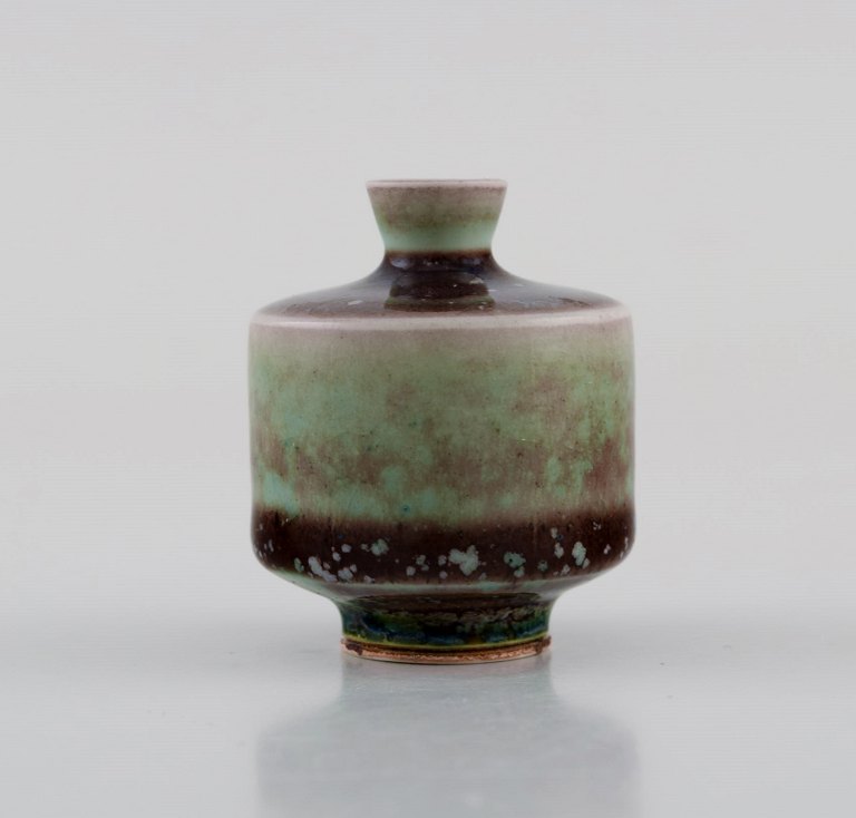 Berndt Friberg (1899-1981) for Gustavsberg Studiohand. Miniature vase i glaseret 
keramik. Smuk Aniara glasur. 1970