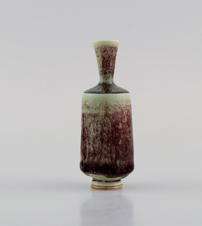 Berndt Friberg (1899-1981) for Gustavsberg Studiohand. Miniature vase i glaseret keramik. Smuk glasur i lilla og turkis nuancer. 1970
