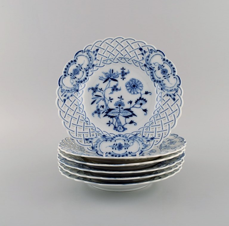 Seks Meissen Løgmønstret tallerkener i gennembrudt porcelæn. Tidligt 1900-tallet.