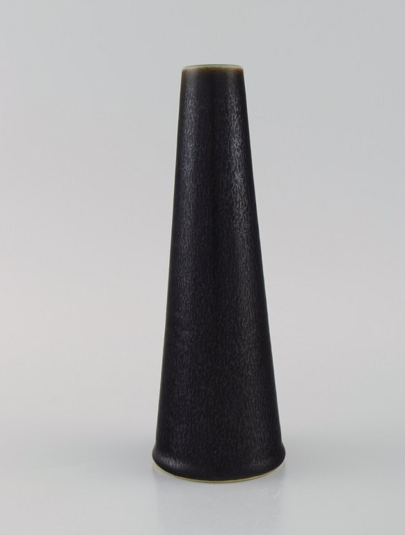 Carl Harry Stålhane (1920-1990) for Rörstrand. Kegleformet vase i glaseret keramik. Smuk spættet glasur i mørke og metalliske nuancer. Midt 1900-tallet.