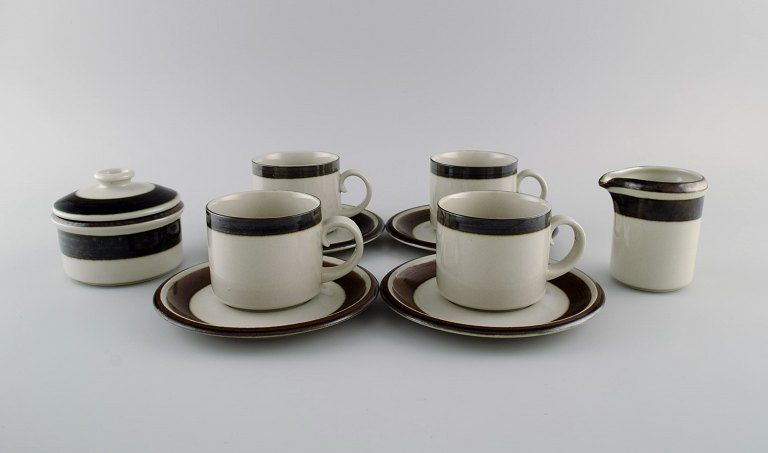 Anja Jaatinen-Winqvist for Arabia. Karelia kaffeservice i glaseret stentøj til fire personer. Finsk design, 1970