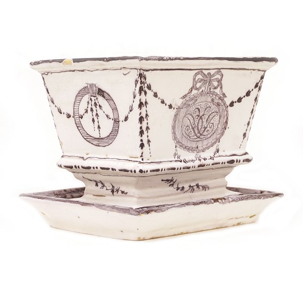 Mangan dekoreret urtepotteskjuler i fajance med underskål. Nordtyskland ca. år 1770. H: 16cm. L: 21cm