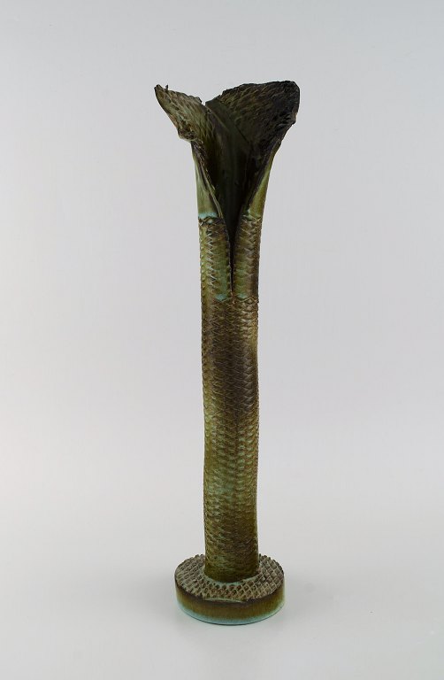 Francis Milici (f. 1952) for Vallauris. Organisk formet unika vase i glaseret keramik. Smuk glasur i mørke grønne nuancer. 1980