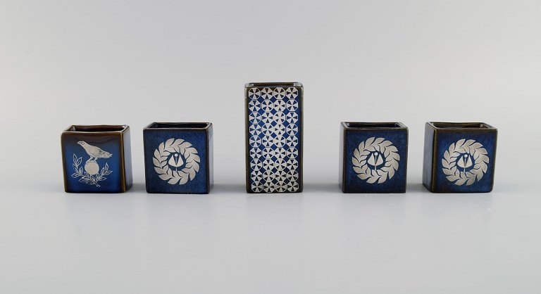 Sven Jonson (1919-1989) Gustavsberg. Five small Lagun vases in glazed stoneware with silver inlay. Beautiful glaze in shades of blue. 1970s.