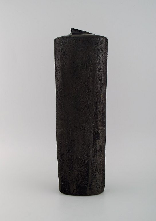 European studio ceramicist. Large unique vase in glazed stoneware. Beautiful glaze in black and metallic shades. 1960s / 70s.