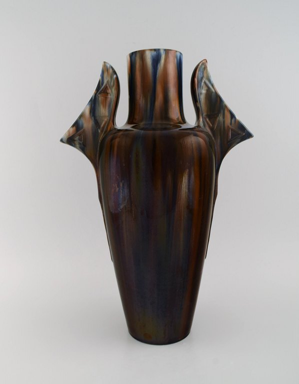 Clément Massier (1845-1917), Frankrig. Stor vase i glaseret keramik. Smuk polykrom glasur. Ca. 1900. 