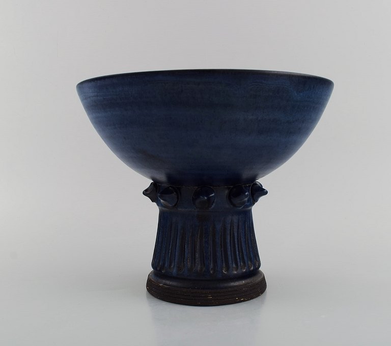 Irma Yourstone (1911-1988), Sweden. Bowl on foot in glazed stoneware. Beautiful glaze in deep blue shades. 1960s.