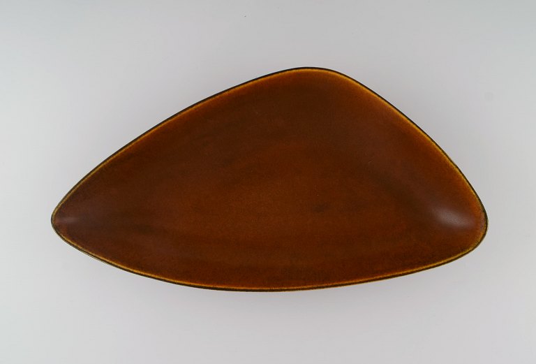 Gunnar Nylund for Nymølle. Dish / bowl in glazed ceramics. Beautiful glaze in light brown shades. 1960s.