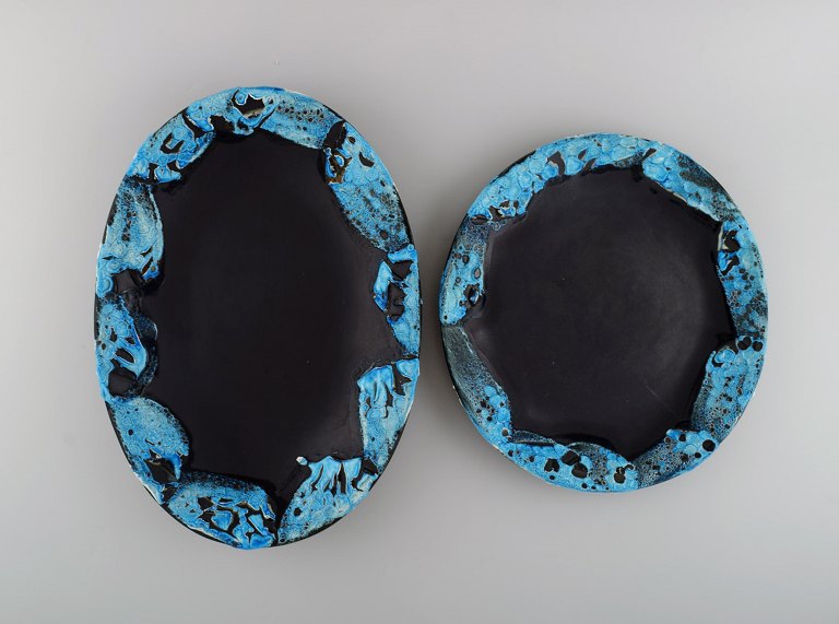 French ceramist. Two serving dishes in glazed stoneware. Beautiful glaze in azure shades. Unique, high-quality ceramics. Mid-20th century.