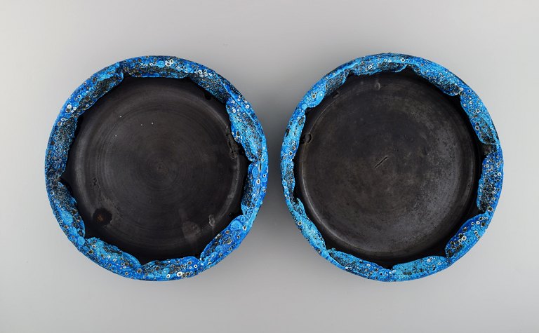 French ceramist. Two round serving dishes / bowls in glazed stoneware. Beautiful glaze in azure shades. Unique, high-quality ceramics. Mid-20th century.