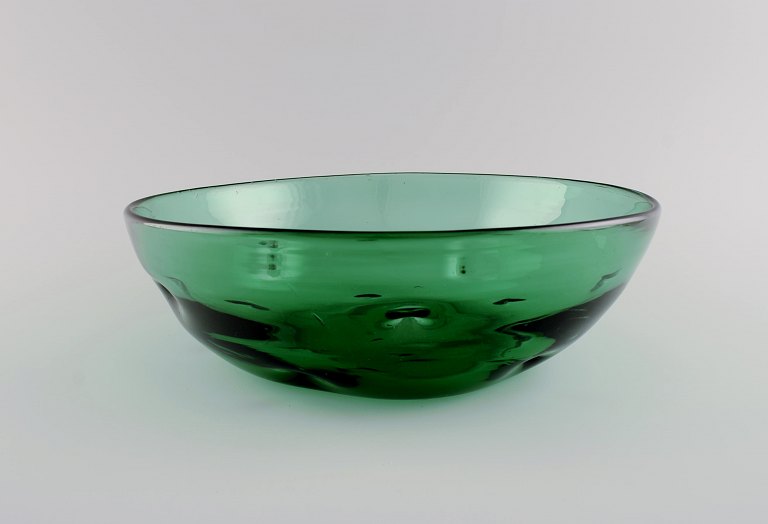 Scandinavian glass artist. Unique bowl in green mouth-blown art glass. Mid-20th century.