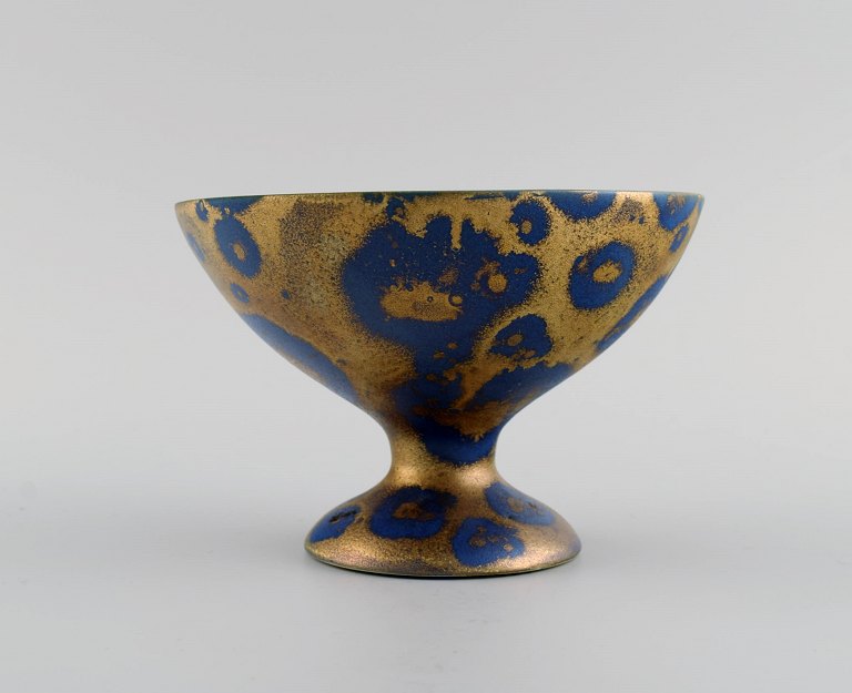 Lucien Brisdoux (1878-1963), France. Bowl on foot in glazed stoneware. Beautiful glaze in gold and blue shades. 1930s / 40s.