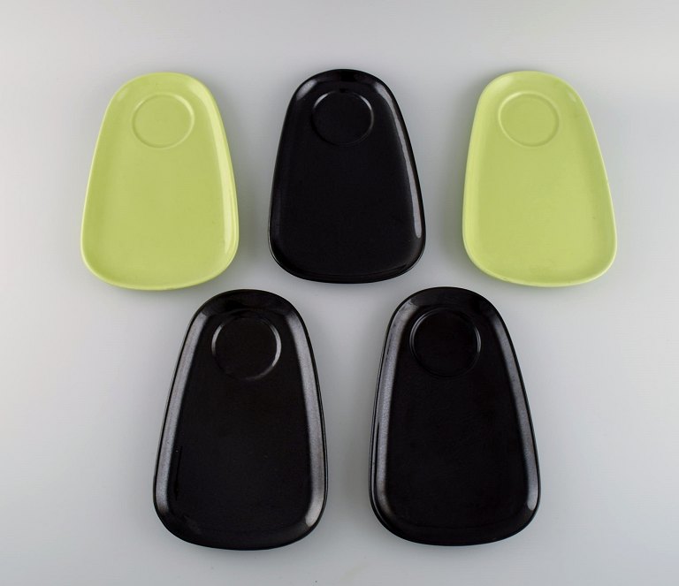 Stig Lindberg for Gustavsberg. Fem sættebakker til kopper / krus i glaseret porcelæn. Svensk design, 1960