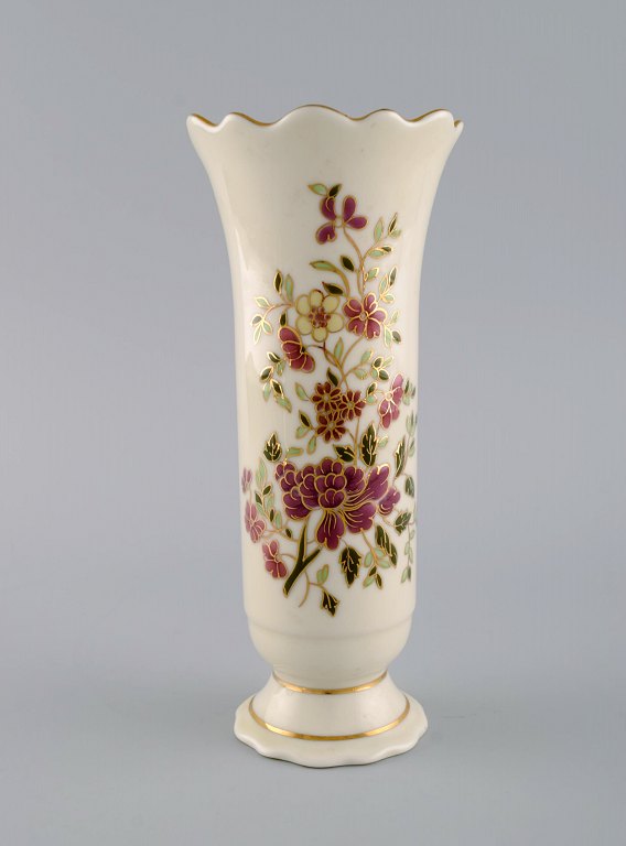 Zsolnay vase in cream-colored porcelain with hand-painted flowers and gold decoration. Late 20th century.
