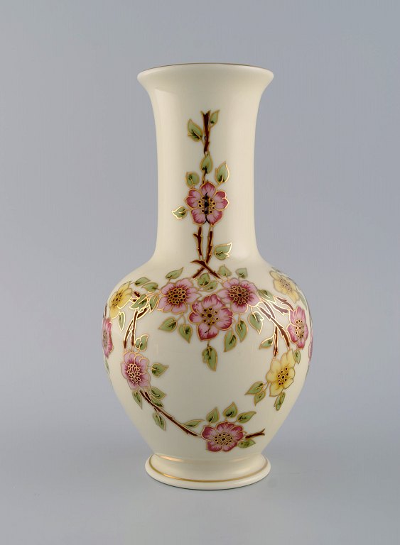 Zsolnay vase in cream-colored porcelain with hand-painted flowers and gold decoration. Late 20th century.