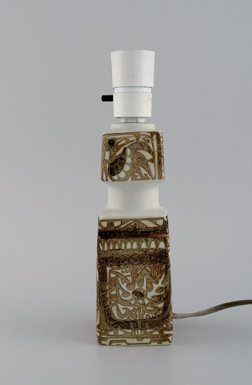 Nils Thorsson and Johanne Gerber for Aluminia, Royal Copenhagen. Baca table lamp with patterned glaze in sand and light brown shades. 1960s / 70s.