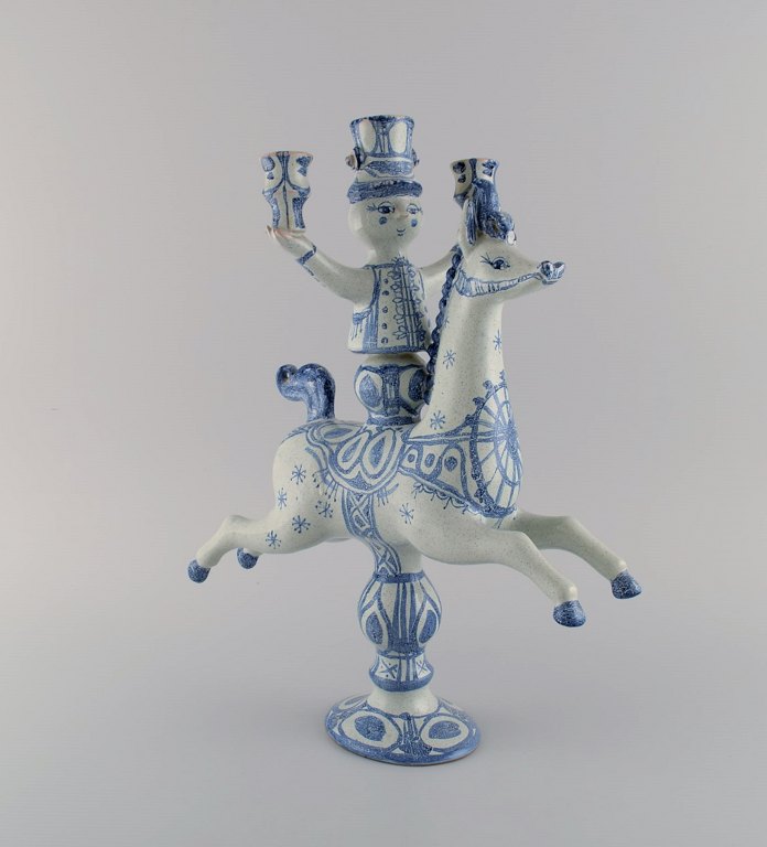 Bjørn Wiinblad (1918-2006), Danmark. Stor unika figur/lysestage i håndmalet 
keramik. Rytter til hest. Dateret 1963. 
