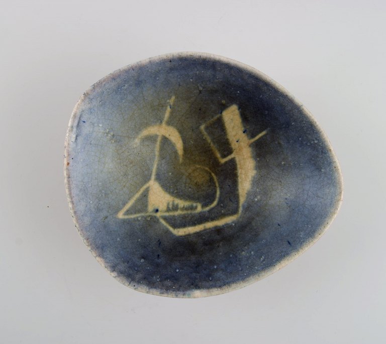 European studio ceramicist. Unique freeform bowl in glazed ceramics. 1960s / 70s.