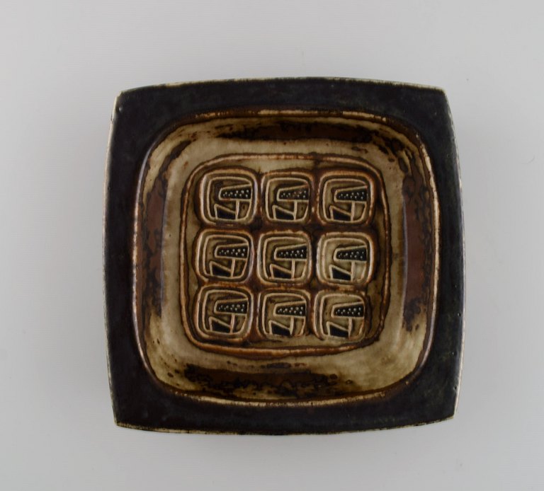 Jørgen Mogensen for Royal Copenhagen. Kvadratisk skål i glaseret stentøj. Smuk sung glasur. Dateret 1969-74.