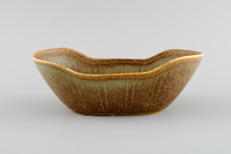 Gunnar Nylund (1904-1997) for Rörstrand. Bowl in glazed ceramics. Beautiful glaze in earth tones. Mid-20th century.
