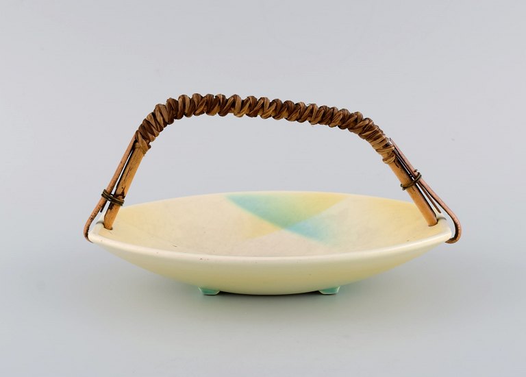 Karlsruhe, Tyskland. Fad i glaseret stentøj med flettet hank. Kubistisk dekoration. Midt 1900-tallet.