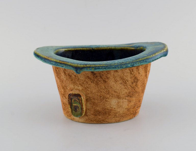 Curt M. Addin (1931-2007) for Glumslöv. Freeform vase in partially glazed stoneware. Beautiful speckled glaze in shades of blue-green. Swedish design, 1960s / 70s.