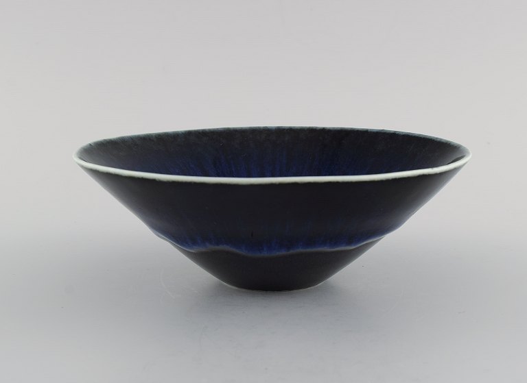 Carl Harry Stålhane (1920-1990) for Rörstrand. Bowl in glazed ceramics. Beautiful glaze in deep blue shades. Mid-20th century.