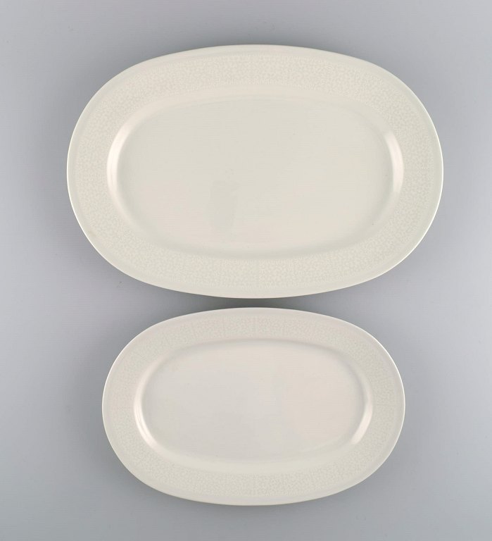 Raija Uosikkinen for Arabia. To Pitsi serveringsfade med blomsterdekoration. Dateret 1967-1974.