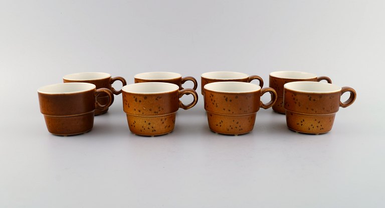 Stig Lindberg for Gustavsberg. Otte Coq kaffekopper i glaseret stentøj. Smuk 
glasur i brune nuancer. Svensk design, 1960