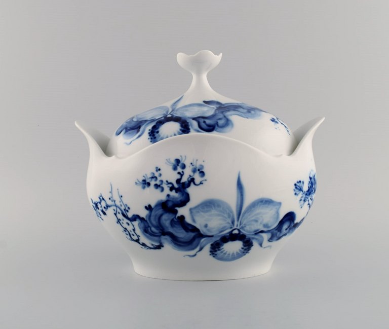Meissen Blue Orchid. Art deco soup tureen in hand-painted porcelain. Mid-20th century.
